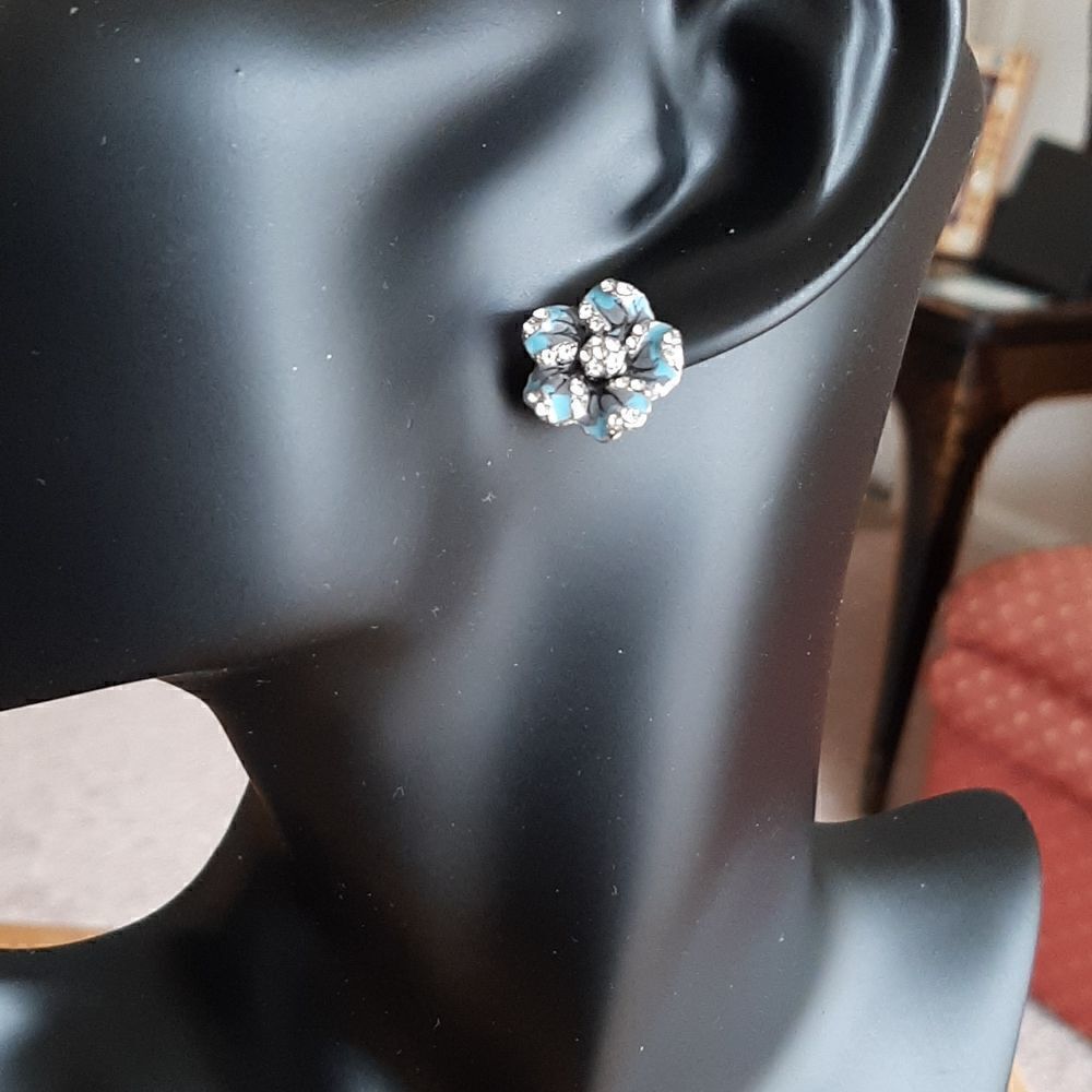 Flower leaf stud earrings - Picture 3 of 3